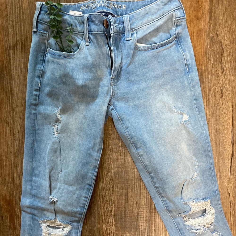 AMERICAN EAGLE SUPER SUPER STRETCH DISTRESSED JEANS!